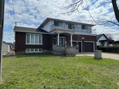 Detached in Niagara Falls