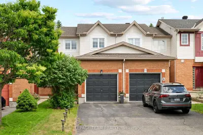 Att/Row/Townhouse in Hunt Club - South Keys and Area