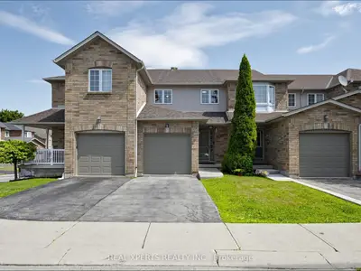 Condo Townhouse in Hamilton