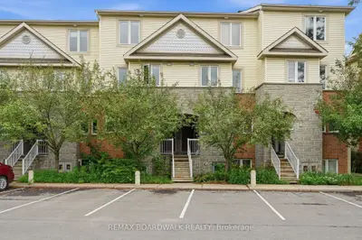 Condo Townhouse in Cyrville - Carson Grove - Pineview