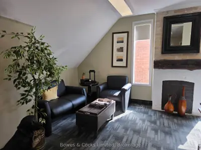 341 Charlotte Street 2nd Floor, Peterborough, On K9j 3r2