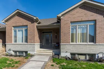 Att/Row/Townhouse in Belleville