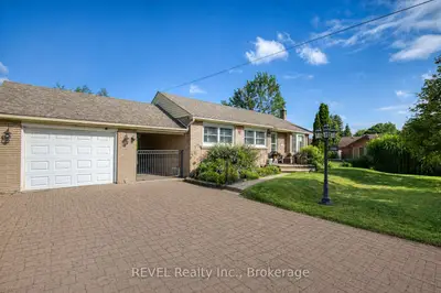 Detached in Niagara Falls