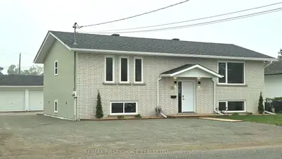 Detached in Thunder Bay