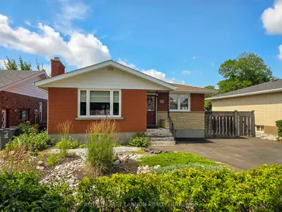 Detached in Thunder Bay