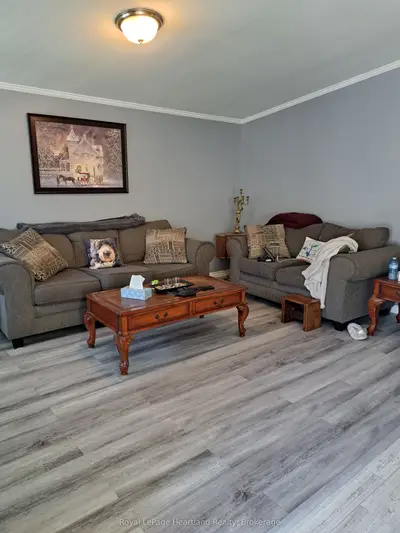 9 Bond Street, Strathroy-caradoc, On N7g 0c5