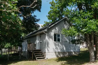 Detached in Kenora