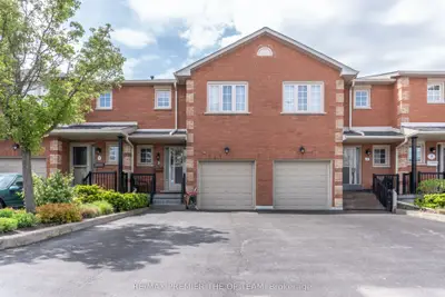 Condo Townhouse in Hamilton