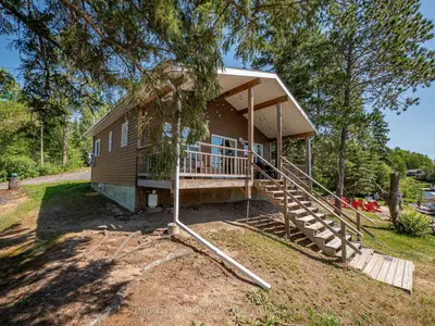 Detached in Kenora