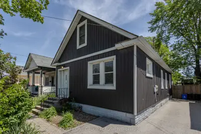 Detached in Niagara Falls