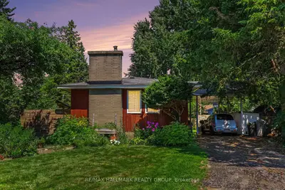 Detached in Manor Park - Cardinal Glen and Area