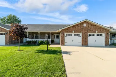 Att/Row/Townhouse in South Huron