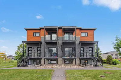 Condo Townhouse in Russell
