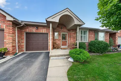 Condo Townhouse in Hamilton
