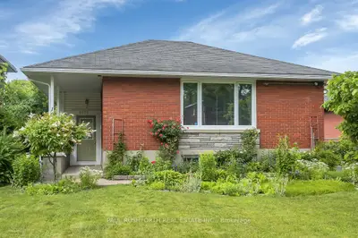 Detached in Billings Bridge - Riverside Park and Area