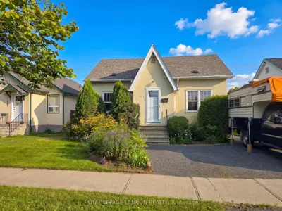 Detached in Thunder Bay