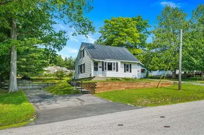Detached in Parry Sound