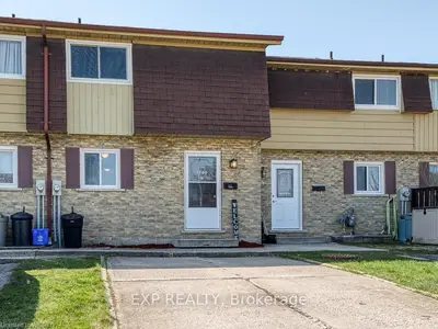 Att/Row/Townhouse in Woodstock