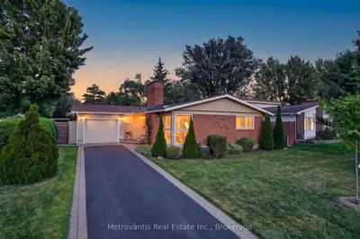Detached in Beacon Hill North - South and Area