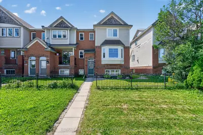 Att/Row/Townhouse in South of Baseline to Knoxdale