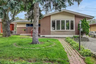 Detached in Parkway Park - Queensway Terrace S and Area