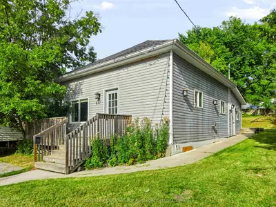 Detached in Kenora