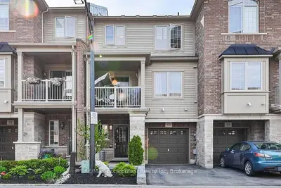 Att/Row/Townhouse in Grimsby