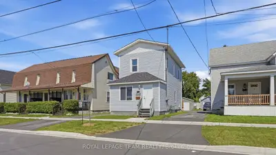 20 1/2 Lawrence Avenue, Cornwall, On K6h 5r5