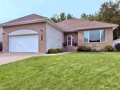 Detached in Fort Frances