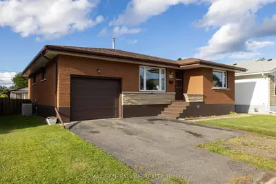 Detached in Thunder Bay