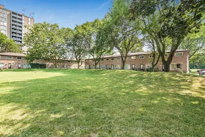 28 Riverdale Drive, Hamilton, On L8e 1j8