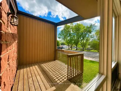 Detached in Dryden