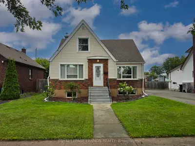 Detached in Thunder Bay