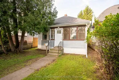 Detached in Thunder Bay