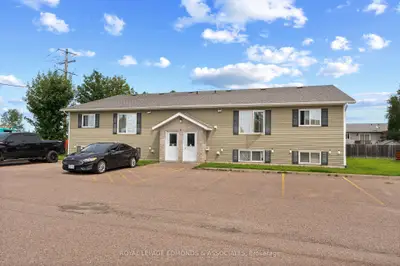 5 Renfrew Street, Petawawa, On K8h 0b6