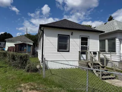 Detached in Thunder Bay