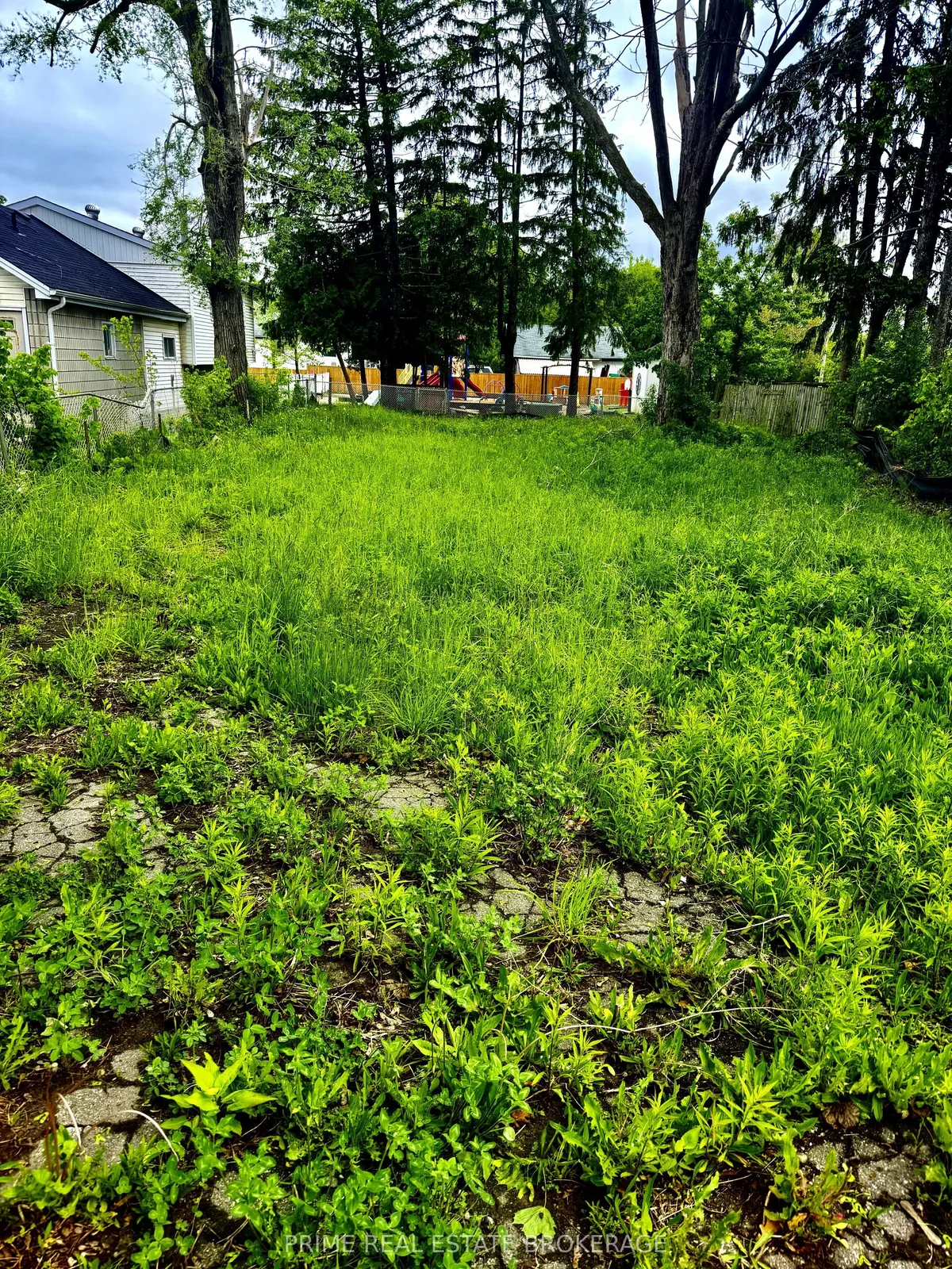 1849 Dundas Street, London East, On N5w 3e7