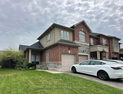 Condo Townhouse in Hamilton