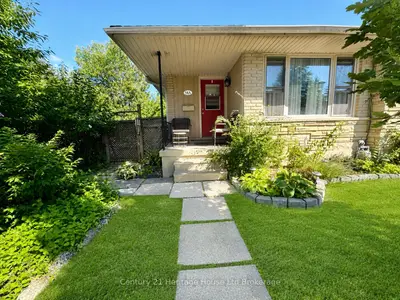 54 Frontenac Road A, London South, On N5z 3y6