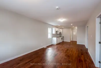 104 Beach Road A, Hamilton, On L8l 3z9