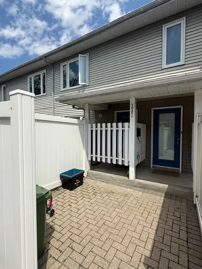 1035 Cummings Avenue B, Cyrville - Carson Grove - Pineview, On K1j 9k5