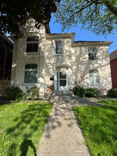68 East Avenue N Lower, Hamilton, On L8l 5h5