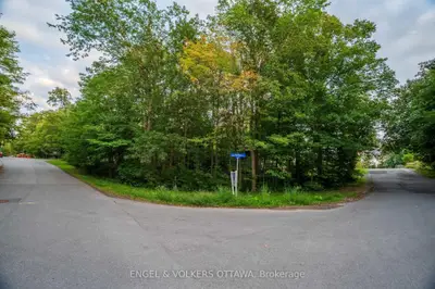 8 Davidson Drive, Beacon Hill North - South And Area, On K1j 7j9