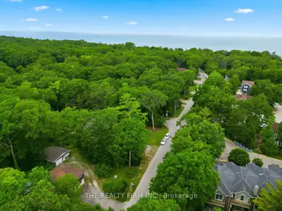48 Lake Road, Lambton Shores, On N0m 1t0