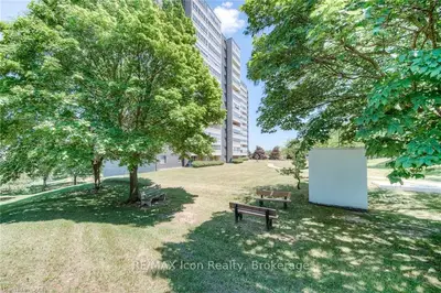 225 HARVARD Place 402, Waterloo, ON N2J 4H4