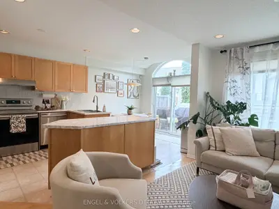 124 LANDOVER Crescent, Kanata, ON K2M 2W2
