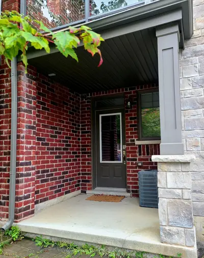 8 Whaley Lane, Hamilton, On L9g 0g7