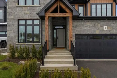 7 Bartlett Avenue, Grimsby, On L3m 5n7