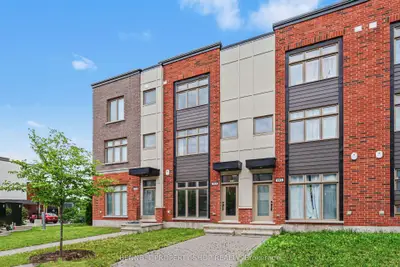 919 Moses Tennisco Street, Manor Park - Cardinal Glen And Area, On K1k 5a8