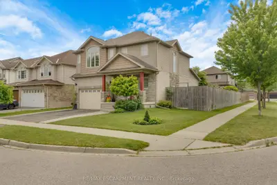 83 Frankfurt Street, Kitchener, On N2r 1t8